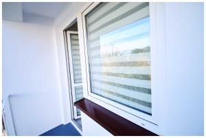 ein Fenster in einem Zimmer mit Meerblick in der Unterkunft Color24 Centrum Nisko in Nisko