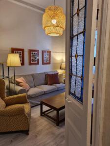 uma sala de estar com um sofá e uma mesa em 122A - Emblemática vivienda en Playa San Lorenzo em Gijón