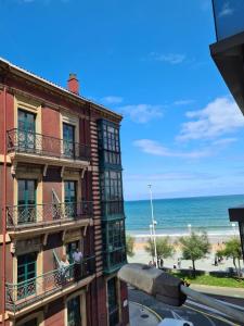 - un bâtiment avec vue sur la plage dans l'établissement 122A - Emblemática vivienda en Playa San Lorenzo, à Gijón