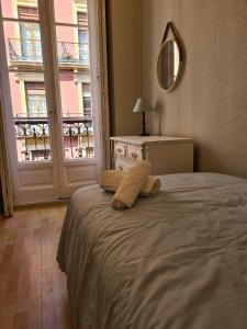 um quarto com uma cama com um espelho e uma janela em 122A - Emblemática vivienda en Playa San Lorenzo em Gijón