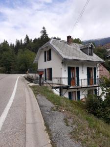 Biały dom przy drodze w obiekcie Maison du Guier 4 ou 6 personne au coeur du massif w mieście Saint-Pierre-de-Chartreuse