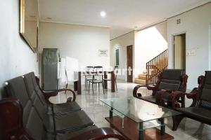a living room with chairs and a glass table at Karawaci Victory Homestay Mitra RedDoorz in Tangerang