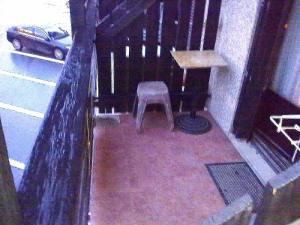 krzesło siedzące w rogu balkonu w obiekcie Appartement au pied des pistes de st lary w mieście Saint-Lary-Soulan