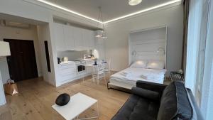 salon z kanapą i łóżkiem w obiekcie Błękitny Apartament w mieście Grodzisk Mazowiecki