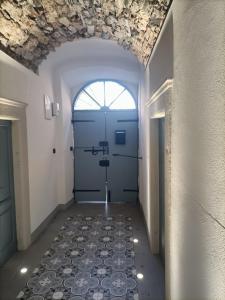 a hallway with a blue door and a window at Vistalago in Gargnano