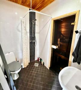 a bathroom with a shower and a toilet and a sink at Saunaga korter Pärnu ranna vahetus läheduses in Pärnu