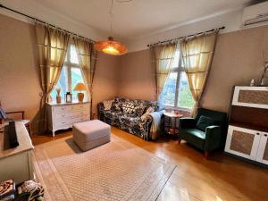 ein Wohnzimmer mit einem Sofa und einem Stuhl in der Unterkunft Saunaga korter Pärnu ranna vahetus läheduses in Pärnu