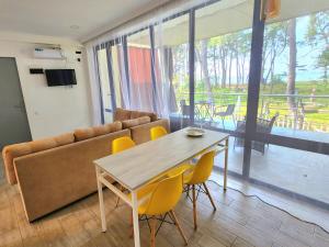 TV a/nebo společenská místnost v ubytování beachfront apartments ,,kapro-one,,