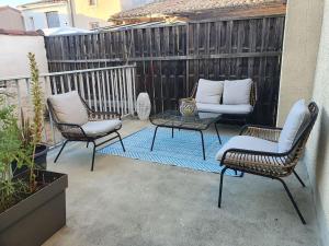 Balkón alebo terasa v ubytovaní -Garrigue- Face à la Cité médiévale studio terrasse classé 4☆