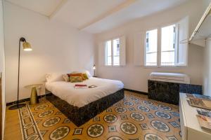 ein Schlafzimmer mit einem Bett in einem Zimmer mit Fenstern in der Unterkunft Memory Atelier - apartment in Florence in Florenz