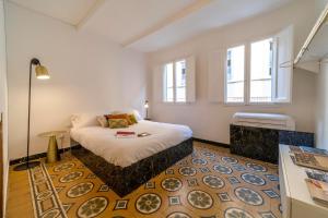 een slaapkamer met een bed in een kamer met ramen bij Memory Atelier - apartment in Florence in Florence