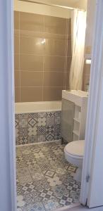La salle de bains est pourvue de toilettes et d'un lavabo. dans l'établissement Appartement Saint Gervais les Bains piscine et vue imprenable Mont Blanc, à Saint-Gervais-les-Bains