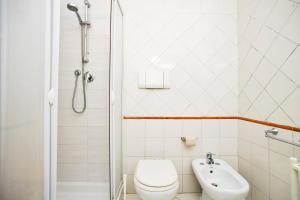 A bathroom at Appartamenti Baia Blu
