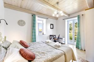 una camera con un grande letto in una stanza con finestre di Manto Retreat in Nature a Págoi