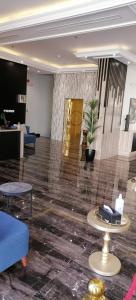 un vestíbulo con una mesa en el medio de una habitación en فندق ايديا en Abha