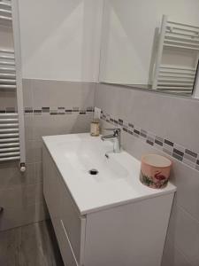 Baño blanco con lavabo y espejo en Soggiorno perfetto, en Venecia