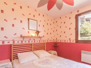 a bedroom with a bed and a red wall at Appartement Saint-Chaffrey , 2 pièces, 4 personnes - FR-1-330E-12 in Saint-Chaffrey