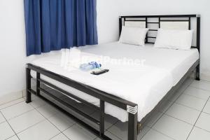 Ένα ή περισσότερα κρεβάτια σε δωμάτιο στο Ninja Room Pasteur Mitra RedDoorz