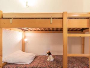 サン・シャフレにあるAppartement Saint-Chaffrey , 1 pièce, 4 personnes - FR-1-330E-41の二段ベッドの下段に座る玩具犬