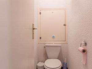 ein kleines Bad mit einem WC und einem Schrank in der Unterkunft Charmant studio 4 pers à Serre-Chevalier avec balcon, TV, lave-vaisselle - Animaux non admis - FR-1-330E-43 in Serre Chevalier