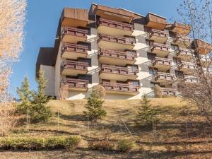 ein hohes Gebäude auf einem Hügel in der Unterkunft Charmant studio 4 pers à Serre-Chevalier avec balcon, TV, lave-vaisselle - Animaux non admis - FR-1-330E-43 in Serre Chevalier + 7 Fotos