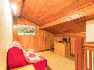 サン・シャフレにあるAppartement Saint-Chaffrey , 5 pièces, 8 personnes - FR-1-330E-19のベッド1台、デスクが備わる小さな客室です。