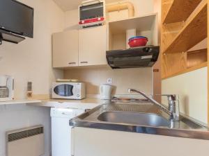 Kuchyň nebo kuchyňský kout v ubytování Studio cosy pour 4 personnes, Chantemerle, pied des pistes - FR-1-330E-46 + 2 fotografie