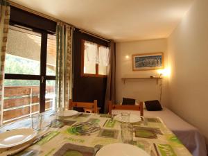 Postel nebo postele na pokoji v ubytování Studio cosy 4 pers. à Serre-Chevalier, proche commerces et remontées mécaniques, casier à ski inclus - FR-1-330E-51