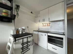Kuhinja oz. manjša kuhinja v nastanitvi Appartement Montgenèvre, 1 pièce, 4 personnes - FR-1-330D-129
