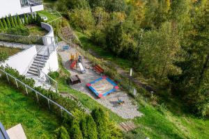 una vista aerea su un parco con parco giochi di Apartament Na Urlop - Wisła Bukowa Góra 2 - Apartamenty z widokiem na panoramę Wisły a Wisła