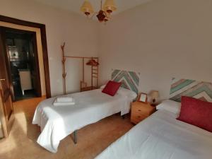 - une chambre avec 2 lits et un lustre dans l'établissement Keka en Playa la Victoria con Ascensor Grupo AC Gestion, à Cadix