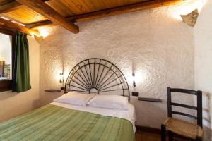 A bed or beds in a room at Donna Vittoria - Grande
