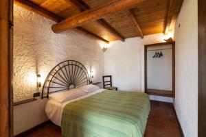 A bed or beds in a room at Donna Vittoria - Grande
