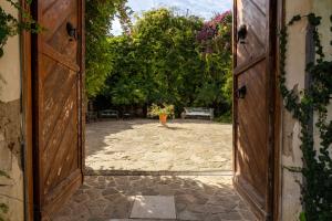 A garden outside Donna Vittoria - Grande