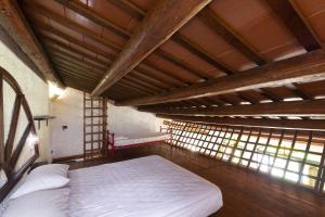 A bed or beds in a room at Donna Vittoria - Grande