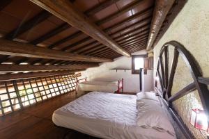 A bed or beds in a room at Donna Vittoria - Grande
