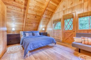een slaapkamer met een bed in een houten hut bij Still Creek Cabin in Government Camp