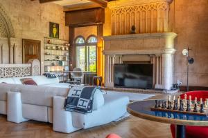 a living room with a couch and a table with chess at Splendide Appartement de charme avec vue sur le Golf, proche plage et terrasse in Anglet