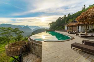 - une piscine avec vue sur les montagnes dans l'établissement Central Hills Pu Luong Resort, à Hương Bá Thước