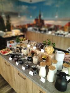 een buffet met verschillende soorten eten op tafel bij Boutique Hotel's in Wrocław