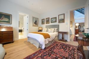 Un pat sau paturi într-o cameră la The Address Napier +50 fotografii