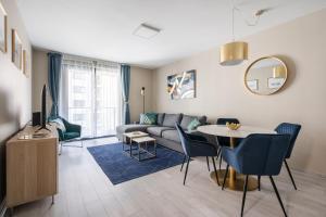 Posedenie v ubytovaní Navy Angel Apartment with balcony