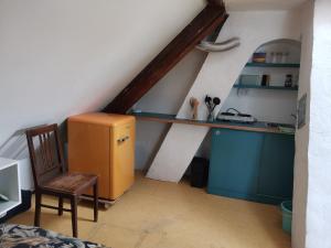 een kamer met een bureau en een stoel op zolder bij Dachstudio Herkulesblick in Kassel