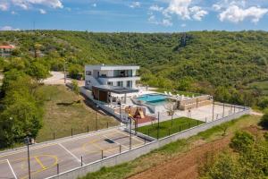 una vista aerea di una casa con piscina di Luxury Villa Arya with 77sqm heated pool, hot-tub, sauna, gym, billiard, playgrounds, 6 bedroom a Bajagić