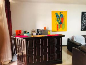 uma sala de estar com um armário castanho num quarto em Serenity plus em Accra