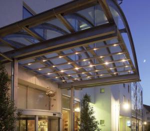 toldo en el lateral de un edificio con luces en Hotel Schwanen Stuttgart Airport/Messe, en Filderstadt