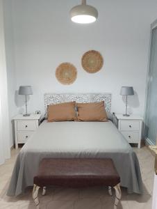 ein Schlafzimmer mit einem großen Bett und zwei Nachttischen in der Unterkunft VACATIONAL HOMES South Organic in Málaga