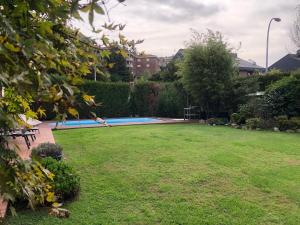 Vonkajšia záhrada v ubytovaní Bonita villa pareada con piscina privada