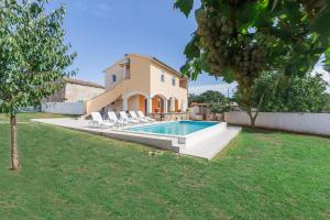 una casa con piscina en un patio en Natur, en Šegotići