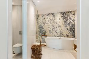 Ένα μπάνιο στο Avra Apartments Venetian Harbour +123 φωτογραφίες